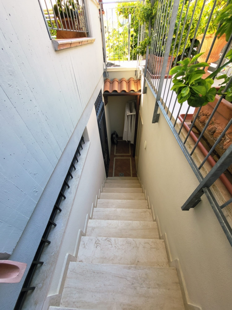 Elegante Appartamento con Giardino Privato e Finiture di Pregio — foto 10