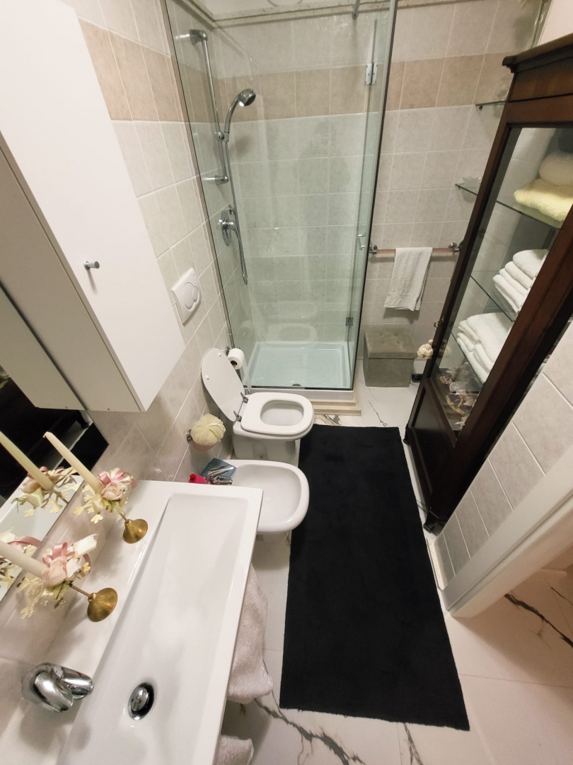 Elegante Appartamento con Giardino Privato e Finiture di Pregio — foto 15
