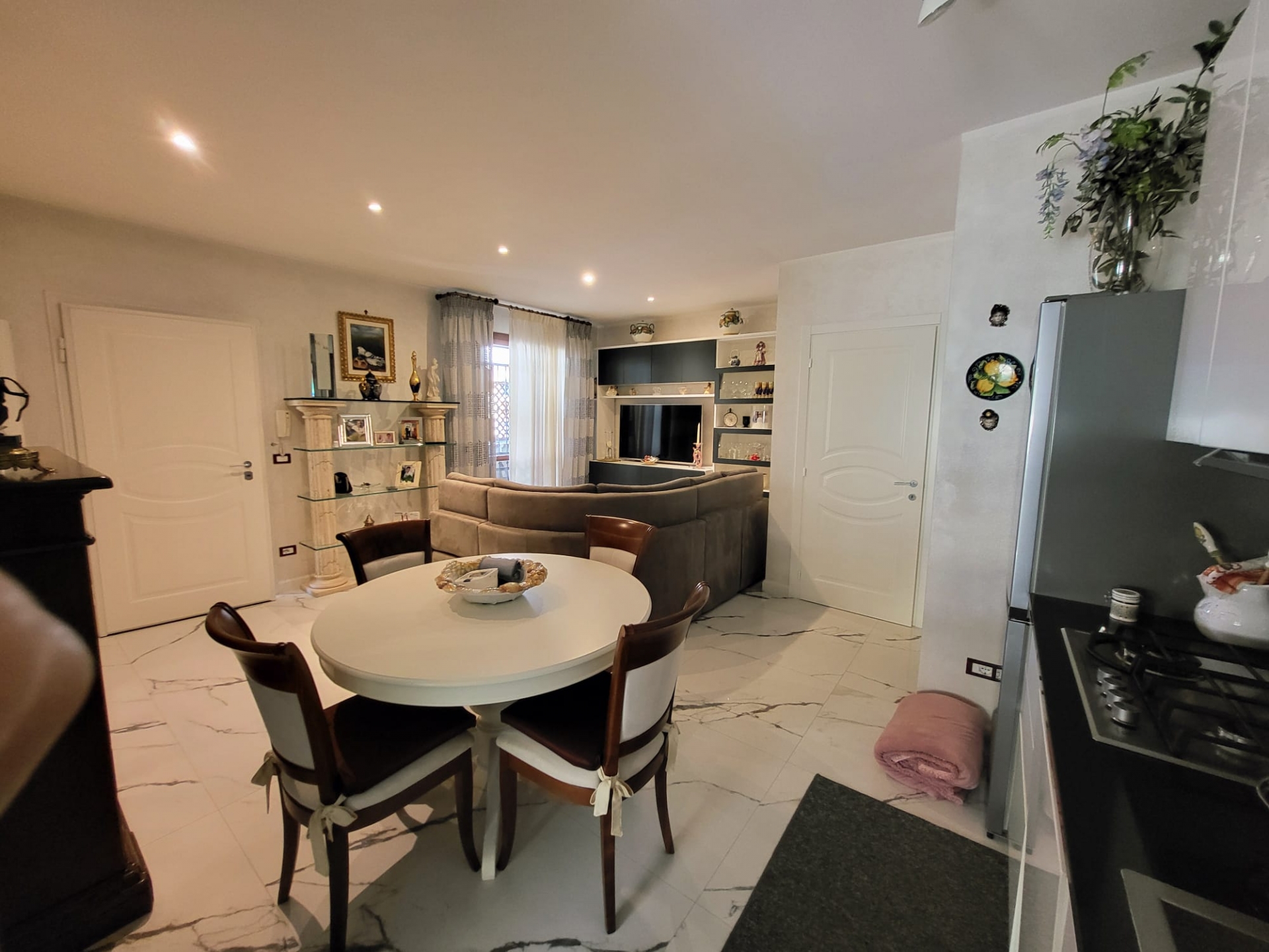Elegante Appartamento con Giardino Privato e Finiture di Pregio — foto 17