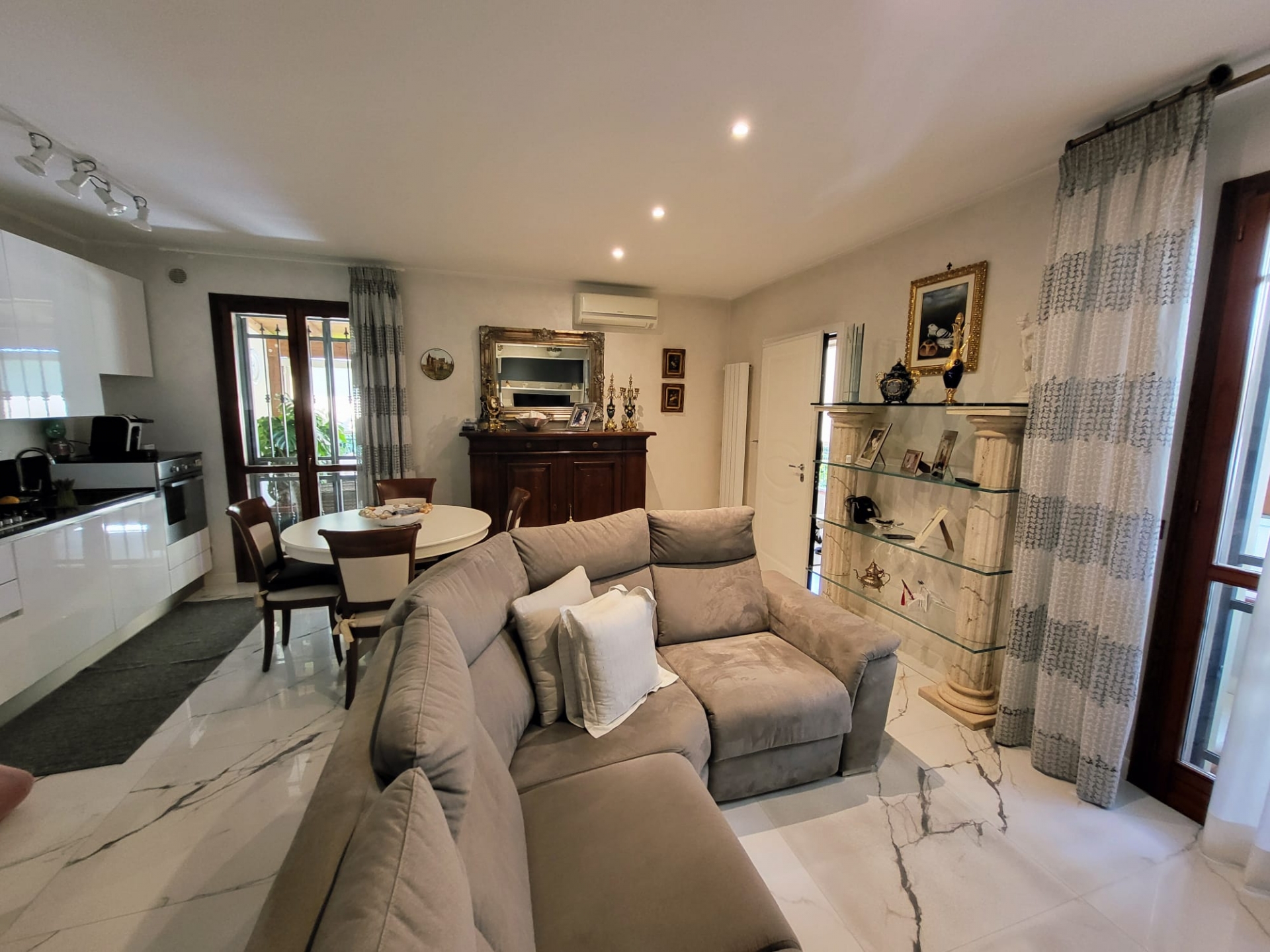 Elegante Appartamento con Giardino Privato e Finiture di Pregio — foto 19