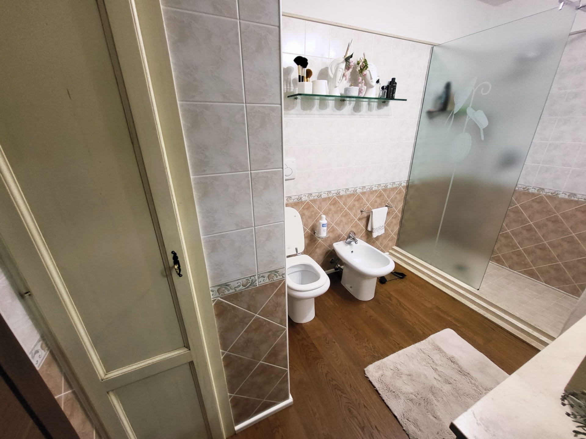 Elegante Appartamento con Giardino Privato e Finiture di Pregio — foto 9